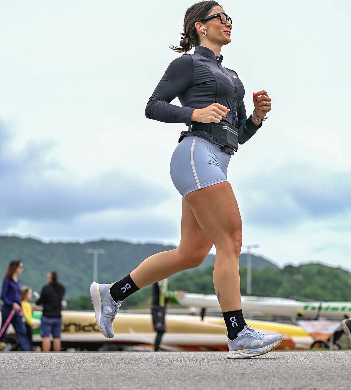 Marília praticando corrida ao ar livre